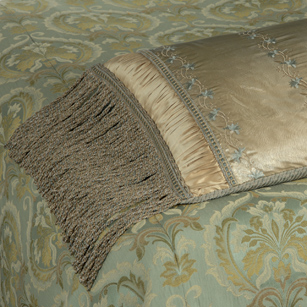 Farah Hazel Grand Pillow